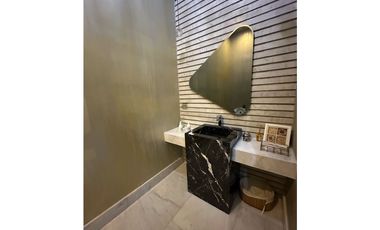 ELEGANTE CASA DE 438 metros EN SECTOR EXCLUSIVO