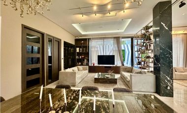 ELEGANTE CASA DE 438 metros EN SECTOR EXCLUSIVO