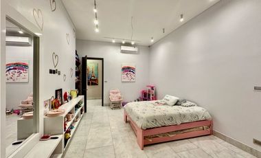 ELEGANTE CASA DE 438 metros EN SECTOR EXCLUSIVO