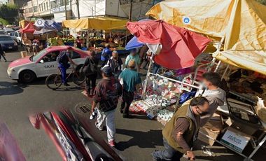 LOCAL EN RENTA CON BODEGA EN LA MERCED, ZONA DE ALTA AFLUENCIA PEATONAL.