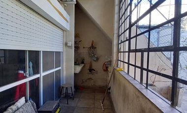Casa al frente con cochera