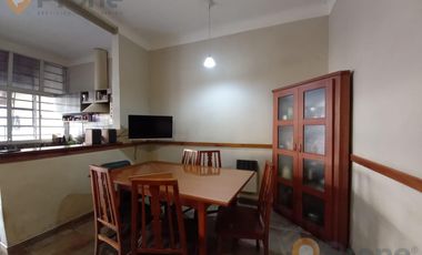 Casa al frente con cochera