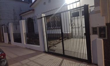 Casa en venta - 3 Dormitorios 3 Baños - 600Mts2 - Ramos Mejía