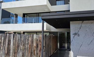 Venta y alquiler de departamento 3 ambientes en PB con jardin propio cochera y baulera  Nordelta