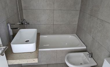 Venta y alquiler de departamento 3 ambientes en PB con jardin propio cochera y baulera  Nordelta