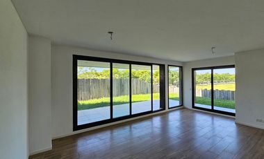Venta y alquiler de departamento 3 ambientes en PB con jardin propio cochera y baulera  Nordelta