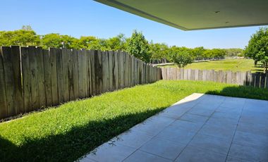 Venta y alquiler de departamento 3 ambientes en PB con jardin propio cochera y baulera  Nordelta