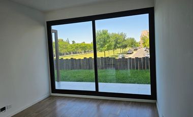 Venta y alquiler de departamento 3 ambientes en PB con jardin propio cochera y baulera  Nordelta