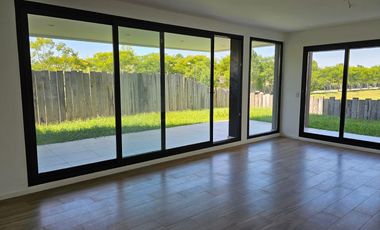 Venta y alquiler de departamento 3 ambientes en PB con jardin propio cochera y baulera  Nordelta