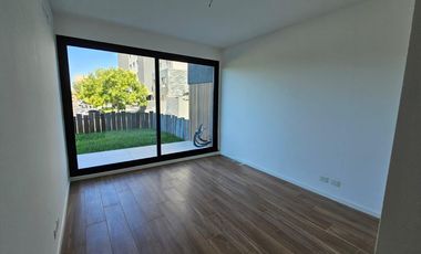 Venta y alquiler de departamento 3 ambientes en PB con jardin propio cochera y baulera  Nordelta