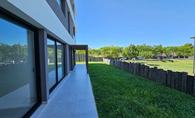 Venta y alquiler de departamento 3 ambientes en PB con jardin propio cochera y baulera  Nordelta