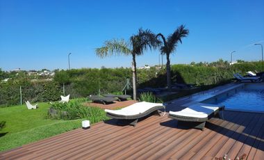 Venta y alquiler de departamento 3 ambientes en PB con jardin propio cochera y baulera  Nordelta