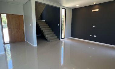 Casa a estrenar en  barrio Altos del Casco lote central
