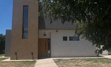 Casa a estrenar en  barrio Altos del Casco lote central