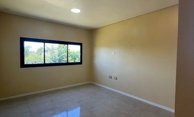 Casa a estrenar en  barrio Altos del Casco lote central