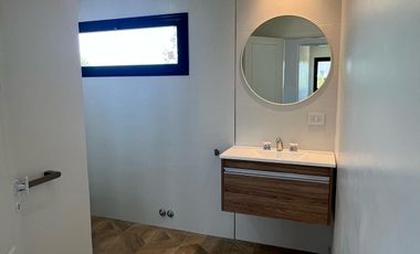Casa a estrenar en  barrio Altos del Casco lote central