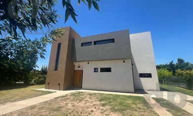 Casa a estrenar en  barrio Altos del Casco lote central