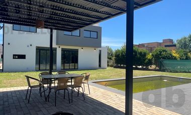 Casa a estrenar en  barrio Altos del Casco lote central
