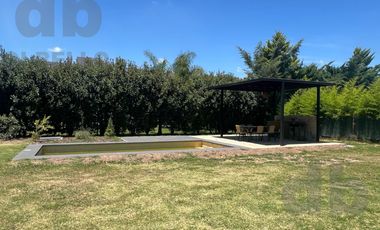 Casa a estrenar en  barrio Altos del Casco lote central
