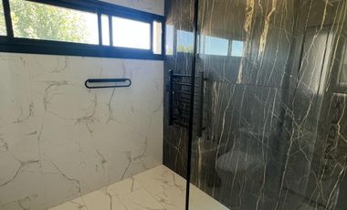 Casa a estrenar en  barrio Altos del Casco lote central