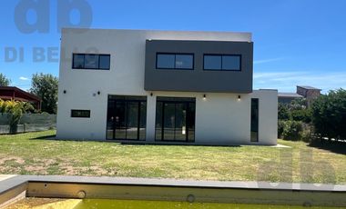 Casa a estrenar en  barrio Altos del Casco lote central