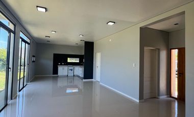 Casa a estrenar en  barrio Altos del Casco lote central