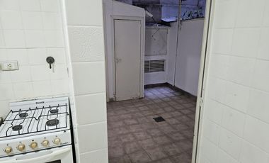 Al frente. Departamento  3 ambientes. 2 baños. Patio. No apto prof.