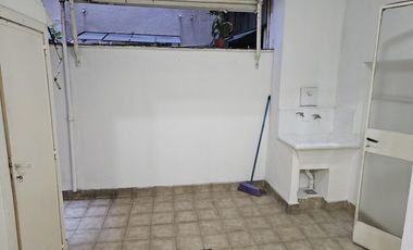 Al frente. Departamento  3 ambientes. 2 baños. Patio. No apto prof.