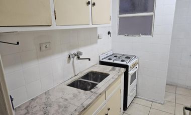 Al frente. Departamento  3 ambientes. 2 baños. Patio. No apto prof.