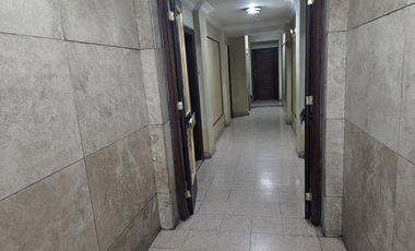 Al frente. Departamento  3 ambientes. 2 baños. Patio. No apto prof.