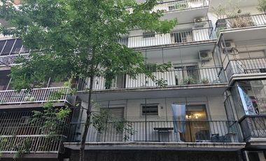Al frente. Departamento  3 ambientes. 2 baños. Patio. No apto prof.