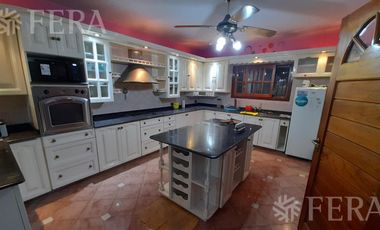 Venta de casa 3 ambientes con quincho, cochera y piscina en Quilmes Oeste