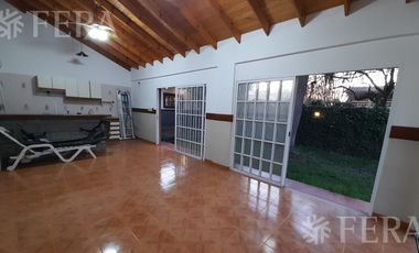 Venta de casa 3 ambientes con quincho, cochera y piscina en Quilmes Oeste
