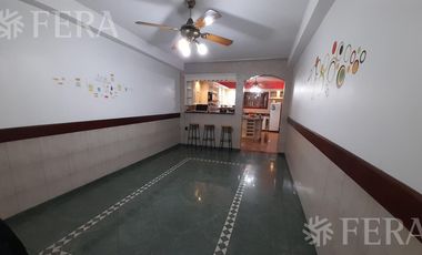 Venta de casa 3 ambientes con quincho, cochera y piscina en Quilmes Oeste