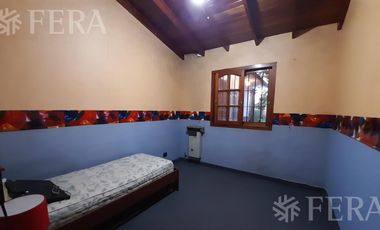 Venta de casa 3 ambientes con quincho, cochera y piscina en Quilmes Oeste