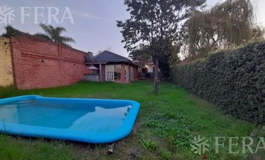 Venta de casa 3 ambientes con quincho, cochera y piscina en Quilmes Oeste