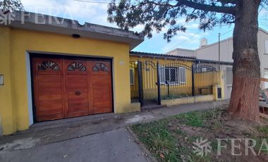 Venta de casa 3 ambientes con quincho, cochera y piscina en Quilmes Oeste
