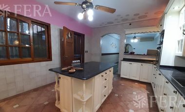 Venta de casa 3 ambientes con quincho, cochera y piscina en Quilmes Oeste