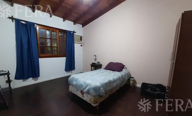 Venta de casa 3 ambientes con quincho, cochera y piscina en Quilmes Oeste