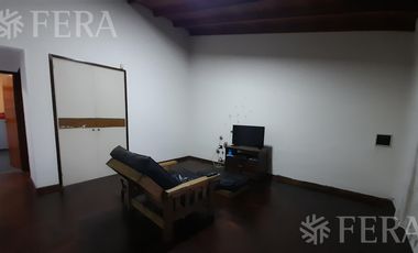 Venta de casa 3 ambientes con quincho, cochera y piscina en Quilmes Oeste