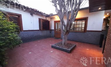 Venta de casa 3 ambientes con quincho, cochera y piscina en Quilmes Oeste