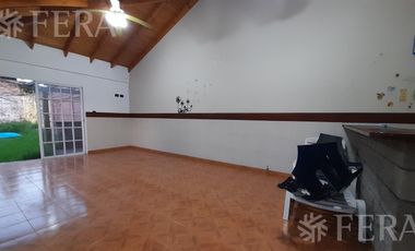 Venta de casa 3 ambientes con quincho, cochera y piscina en Quilmes Oeste