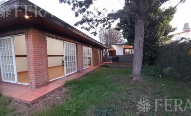 Venta de casa 3 ambientes con quincho, cochera y piscina en Quilmes Oeste