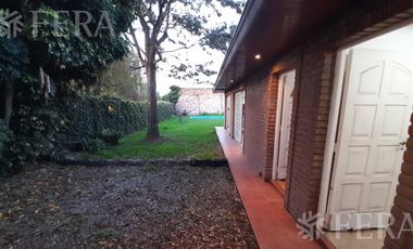 Venta de casa 3 ambientes con quincho, cochera y piscina en Quilmes Oeste