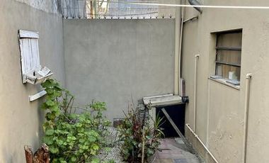 VENTA DIRECTA - Casa con entrada de auto y terraza - Excelente Ubicación
