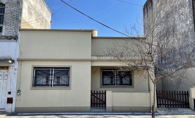 VENTA DIRECTA - Casa con entrada de auto y terraza - Excelente Ubicación