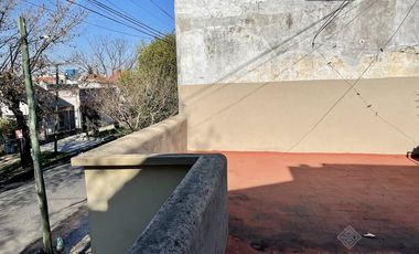 VENTA DIRECTA - Casa con entrada de auto y terraza - Excelente Ubicación