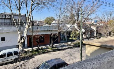 VENTA DIRECTA - Casa con entrada de auto y terraza - Excelente Ubicación