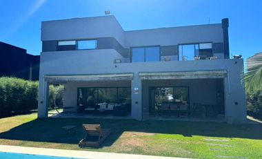 Casa en Barrio Privado 