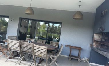 Casa en Barrio Privado 